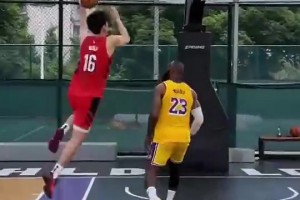 要是真的就牛了🤣球迷AI制作杨瀚森单挑打爆老詹！各种暴扣！