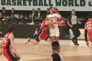 日本队这动作有点大了吧！赵睿膝盖被撞了下，裁判没有升级