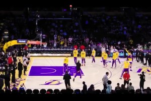 八村得学着点！老詹这个赛前仪式，做起来真的帅啊